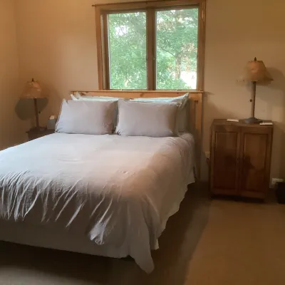 Cozy 3-bedroom cabin with private dock and direct access to Castle Rock Lake.