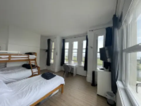 Beach Front 2 Bedroom Apartment with Uninterrupted Sea Views 新羅姆尼酒店