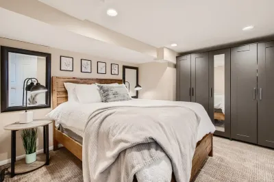 Relaxing Downtown Castle Rock guest suite. Nixon & Co. Salon & Boutique附近的飯店
