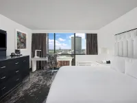 DoubleTree by Hilton Tallahassee Hotels near Bragg Stadium