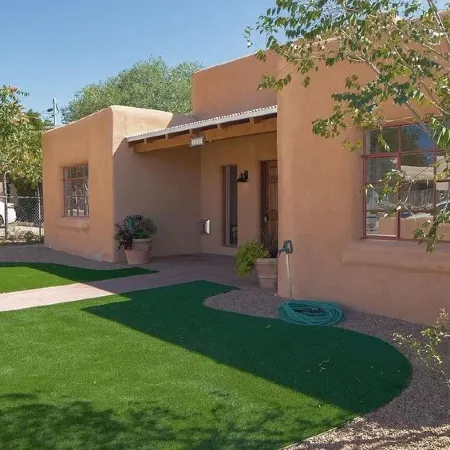 Luxurious Casita del Sol - 5 Min. Walk to Plaza - Private Backyard - Fireplace