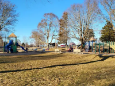 PRIVATE BEACH: A SLICE OF HEAVEN @ NIANTIC W/ 6 QUEENS 1 FULL BED Hotels in Niantic