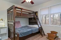 Private, pet-friendly lodge w/ deck, game room, high speed WIFI