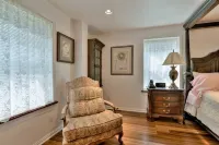 Vintage / antique 1200 sq. ft. interior loft & parking