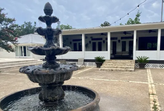 2Br w/Indoor Jacuzzi, and Only One Block from Downtown! the Art House