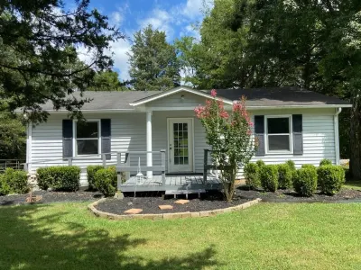 Charming Country Cottage Hotels near Walmart Supercenter