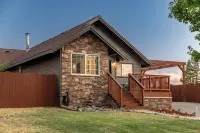 Cozy City Cabin w/King Bed/Fire Pit/Foosball/ Arcades/Playground and Nice Yard