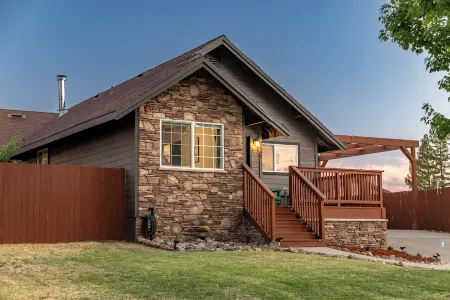 Cozy City Cabin w/King Bed/Fire Pit/Foosball/ Arcades/Playground and Nice Yard