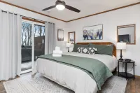 Wintergreen Retreat: Cabin with Hot Tub, Nestled in Woods, Hiking, Game Room