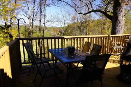 Treehouse Serenity, Access to RB Resort Amenities, Dog Friendly.