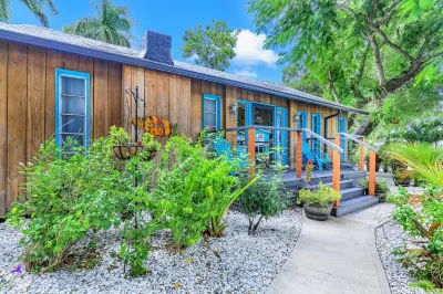 Urban Tropical Fort Myers Retreat in Historic Downtown River District
