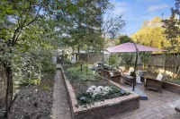 MARYLAND HOUSE -HIGHLANDS -  Charming koi pond,  WALK TO ALL Ken Combs Running Store 주변 호텔