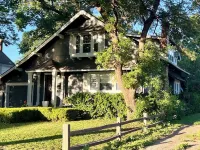Charming 3-bedroom home, walk to downtown, hospital, Porch, Fire Pit, & Theatre Hotels near Flying J Travel Center