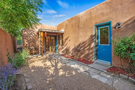 Private 2bd Adobe in the heart of Santa Fe Отели рядом с достопримечательностью «Публичная библиотека Санта-Фе»