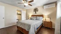 Hidden Academy Gem! 2 BR, 1BA w/AC! Sleeps 5