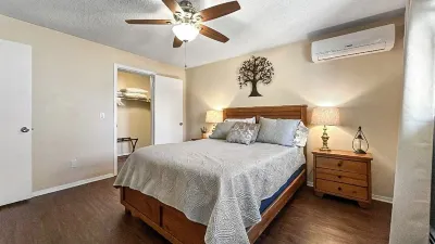 Hidden Academy Gem! 2 BR, 1BA w/AC! Sleeps 5