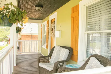 Cozy little house blocks from the Park & Fair Grounds.  EV Charger equipped. Отели в г. Franklin County