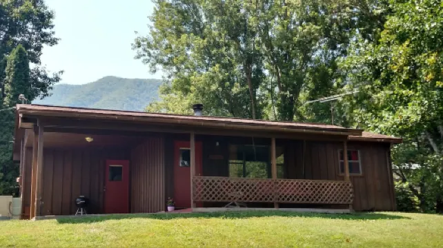 Cozy Cottage near National Park w/ Awesome Mountain Views! Extremely clean!