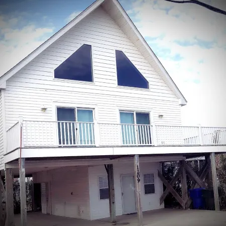Beach views! Listen to the waves! Steps to beach access! 3 bed and 3 bathrooms!