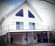 Beach views! Listen to the waves! Steps to beach access! 3 bed and 3 bathrooms!