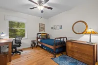 Midcentury Home w/King suites near Duke/Downtown