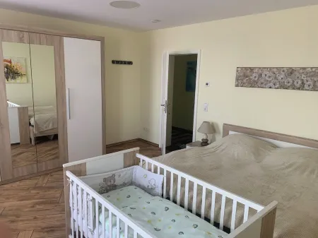 Gemütliche Ferienwohnung Familienfreundlich! Mit 2 Hochstühle + 2 Kinderbetten Отели в г. Мейсен