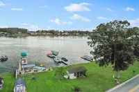 Beautiful 6 bedroom lake house with pontoon available for rent