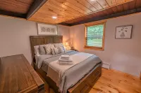 Dog Friendly Poconos Chalet with Fireplace. Close to Lakes, skiing & Kalahari