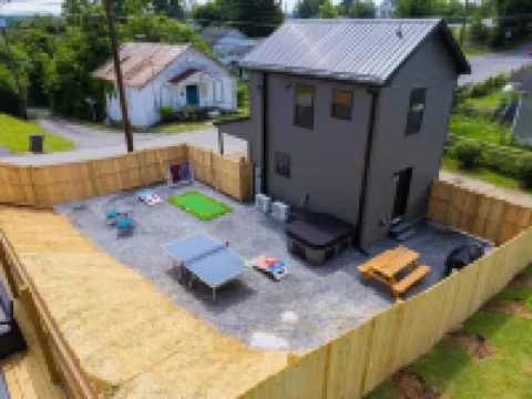 Downtown ~ Hot Tub - Ping Pong - Putting Green - Connect 4 - PAC Man ~ Hotels in Bristol