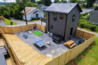 Downtown ~ Hot Tub - Ping Pong - Putting Green - Connect 4 - PAC Man ~ Hotels near Walgreens Pharmacy at Bristol Regional Medical Center