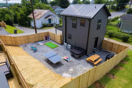 Downtown ~ Hot Tub - Ping Pong - Putting Green - Connect 4 - PAC Man ~