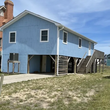 Comfortable OBX Beach Box Cottage ~ Ocean views, 2 min walk to the beach!