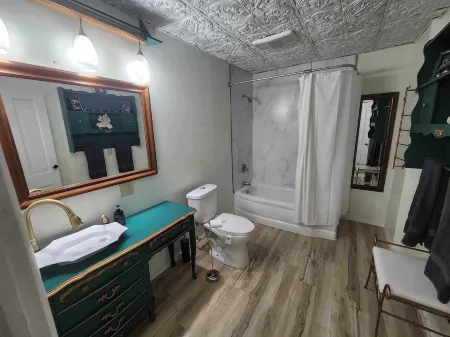 RiverView Lux: 420 Friendly Green Room, with a secret room search Отели в г. Саванна