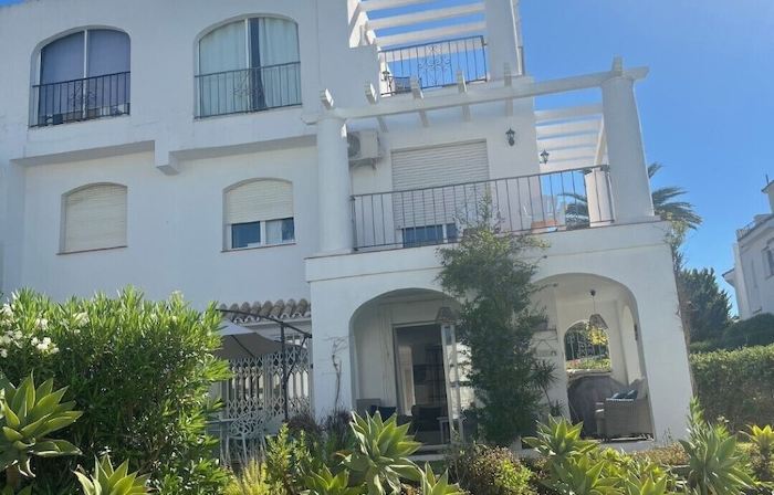 Lovely 3 bed 3 bath end villa with pool and beautiful port in Duquesa