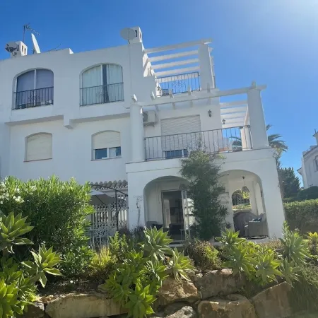 Lovely 3 bed 3 bath end villa with pool and beautiful port in Duquesa
