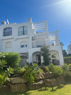 Lovely 3 bed 3 bath end villa with pool and beautiful port in Duquesa Camping La Bella Vista附近的飯店