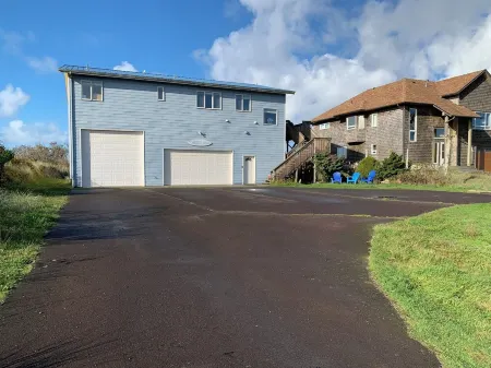 Pacific Dreams Beach House- Beach front! Gorgeous views! Meticulously sanitized!