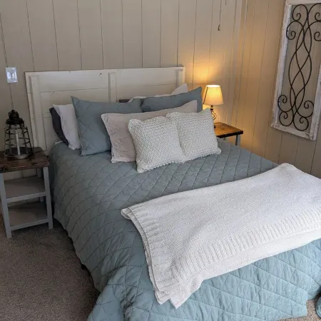 Modern Rustic Cabin, Near Private Beach!