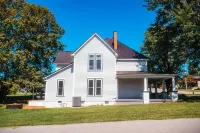 Downtown  4-bedroom with boat and Rv parking close to Lake - 3-Star