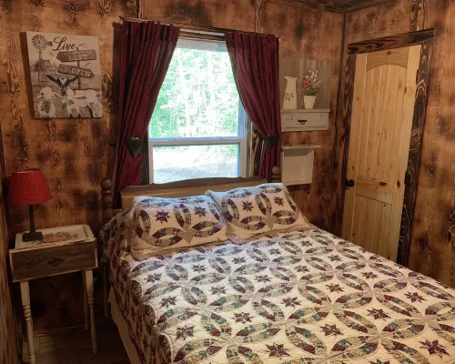 Lazy Bear Cottage with Beautiful view and Fiber Internet! Hotels in Johnson County