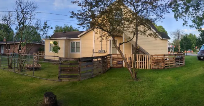 Cozy 2-bedroom apartment with WiFi, AC in welcoming Spring Green