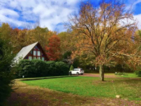 By the Lake💥3.5 M to Ski Resort💥Huge Deck💥Privacy💥NEW Hot Tub💥Fast Wi-Fi💥Piano