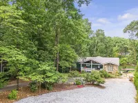 On the LakeLake Living is all about the Lake views, sunsets and the dock! Forsyth County 호텔