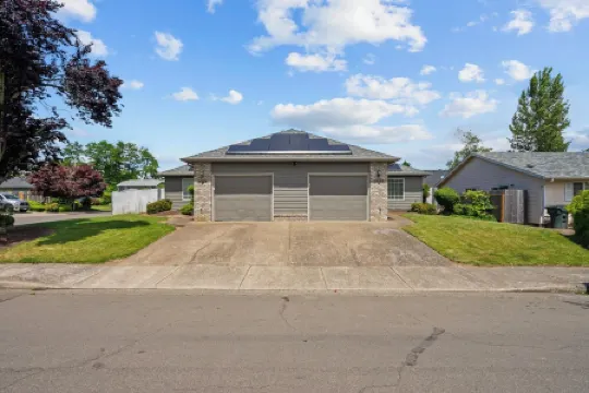 Inviting 2Br Half-Plex-Equipped Kitchen & Garage