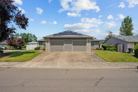 Inviting 2Br Half-Plex-Equipped Kitchen & Garage