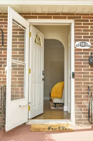 Charming 3 bdrm, 2 bath Brick Bungalow with private yard in Rapid City, SD Отели рядом с достопримечательностью «Сторибук Айленд»