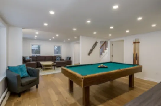 Modern 7Bd/3Ba Mountain Chalet w/ Hot tub, 3 minutes from Okemo