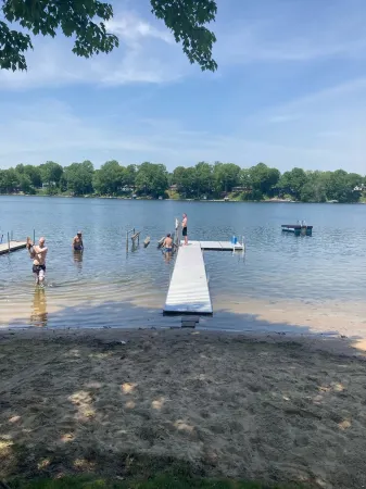 Cozy Spotless Lake Cottage-  Flowers Galore, Fall Foliage and Gorgeous Sunsets