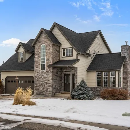 Large home w/ hot tub, cinema, bar/game room