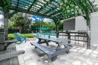 Salt Pool Oasis w/ Firepit & Pergola Walk to Publix & Restaurants - 1 Mile to UF